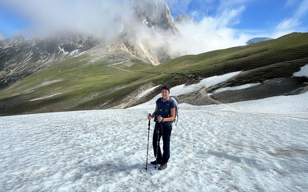 Francesca Moriani all'inizio di un percorso di trekking