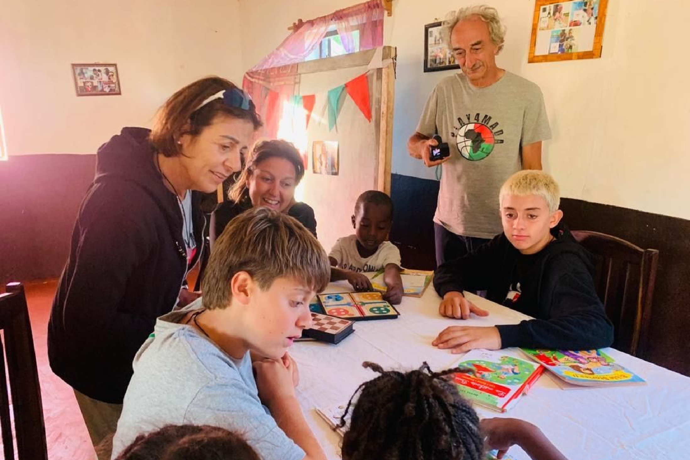 Francesca e Giovanni Moriani in visita a dei bambini africani